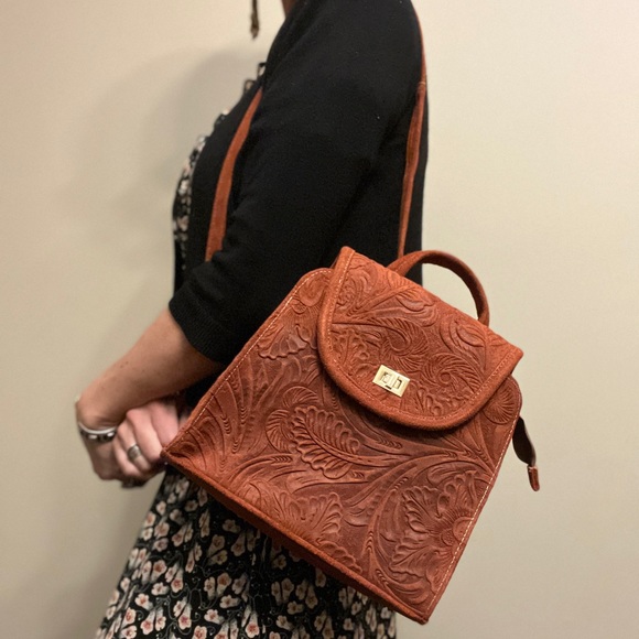 Hand carved genuine leather backpack - Picture 10 of 13